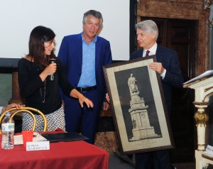 Como Villa Olmo premiazione 2° edizione Premio Internazionale di Letteratura Città di Como, Ferruccio De Bortoli premiato con una stampa su tela del monumento di Volta
